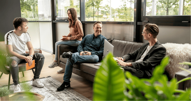 Mensen zitten in een meeting